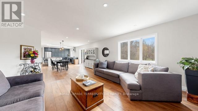 Main - 9 Gilbert Drive, Aurora, ON - Indoor Photo Showing Living Room