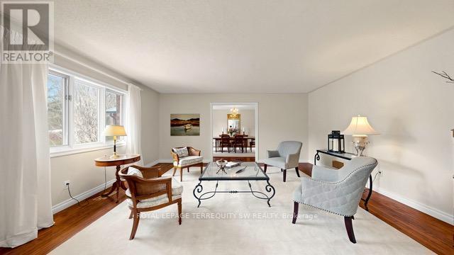 Main - 9 Gilbert Drive, Aurora, ON - Indoor Photo Showing Living Room