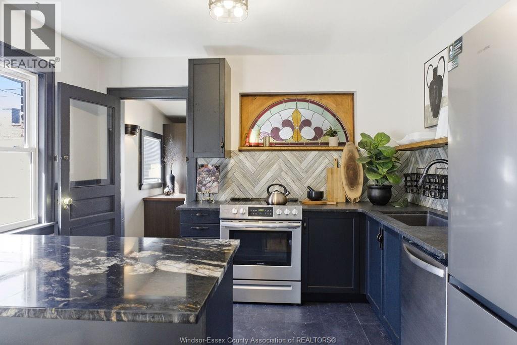 557 Moy Ave, Windsor, ON - Indoor Photo Showing Kitchen