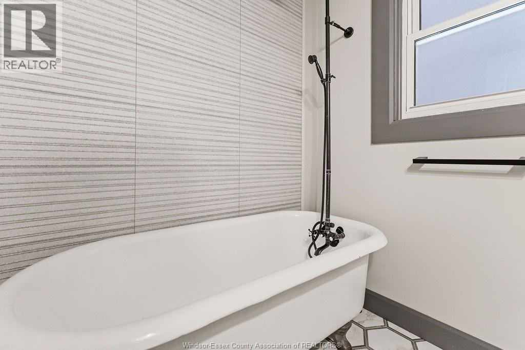 557 Moy Ave, Windsor, ON - Indoor Photo Showing Bathroom