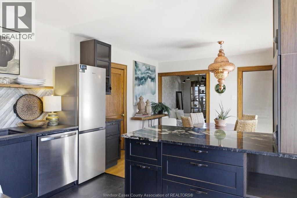 557 Moy Ave, Windsor, ON - Indoor Photo Showing Kitchen