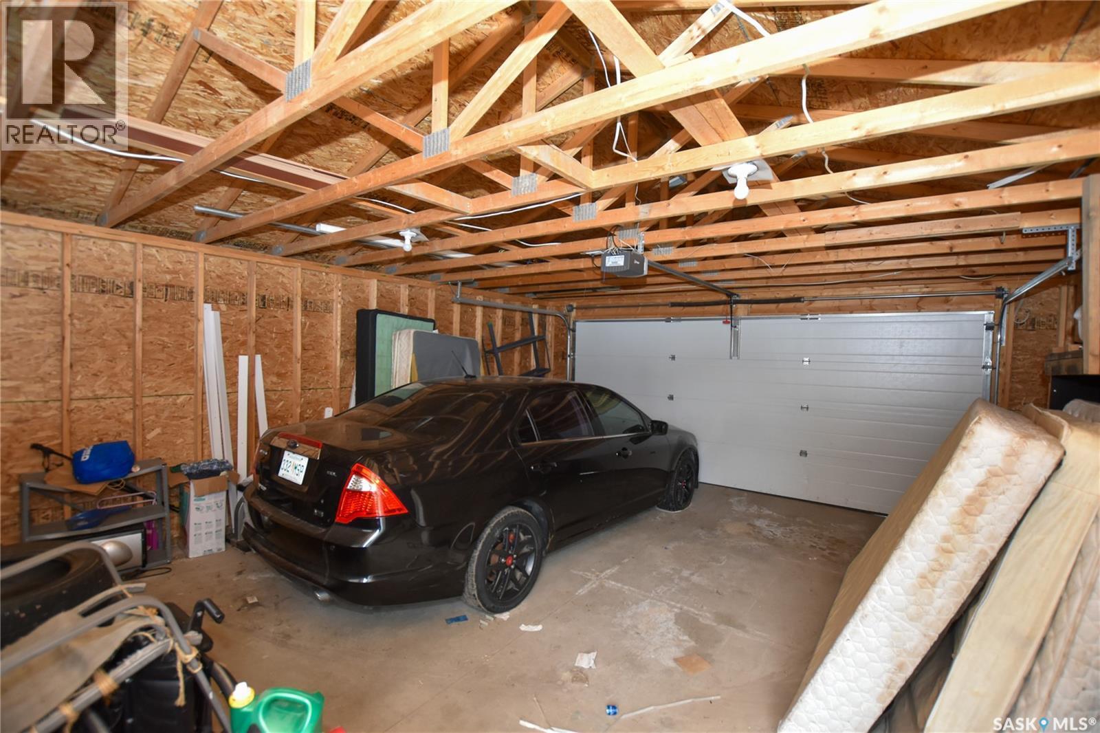 106 Geary Crescent, Saskatoon, SK - Indoor Photo Showing Garage