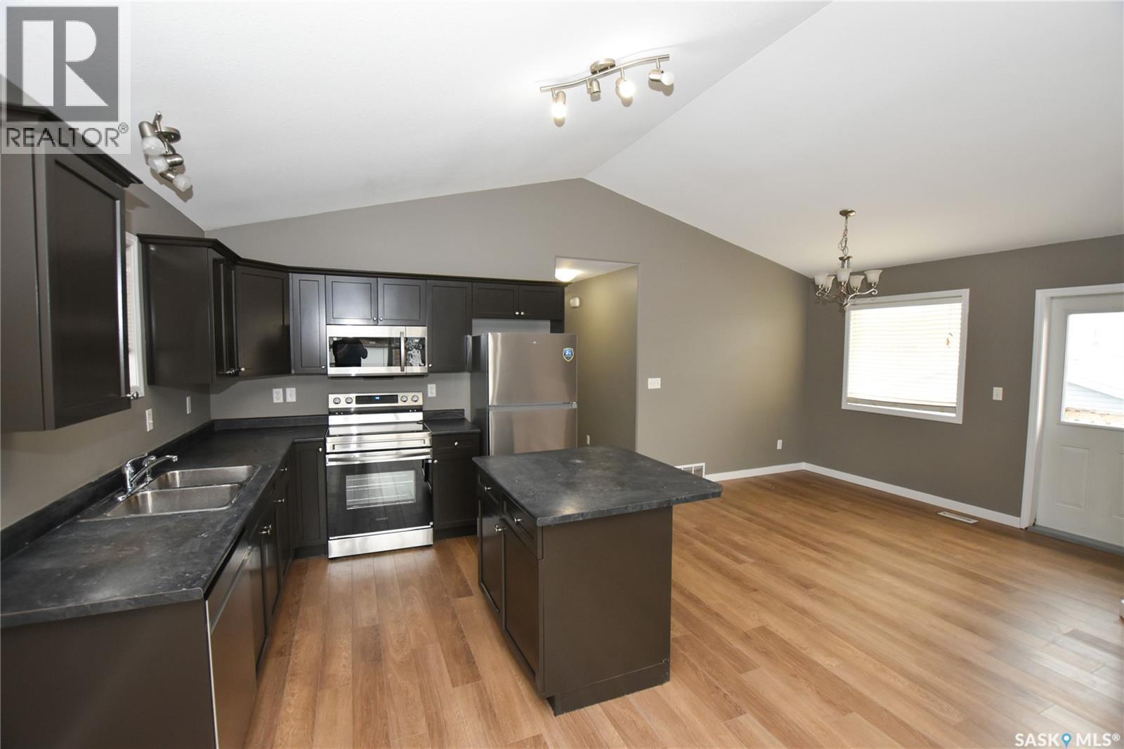 106 Geary Crescent, Saskatoon, SK - Indoor Photo Showing Kitchen With Stainless Steel Kitchen With Double Sink