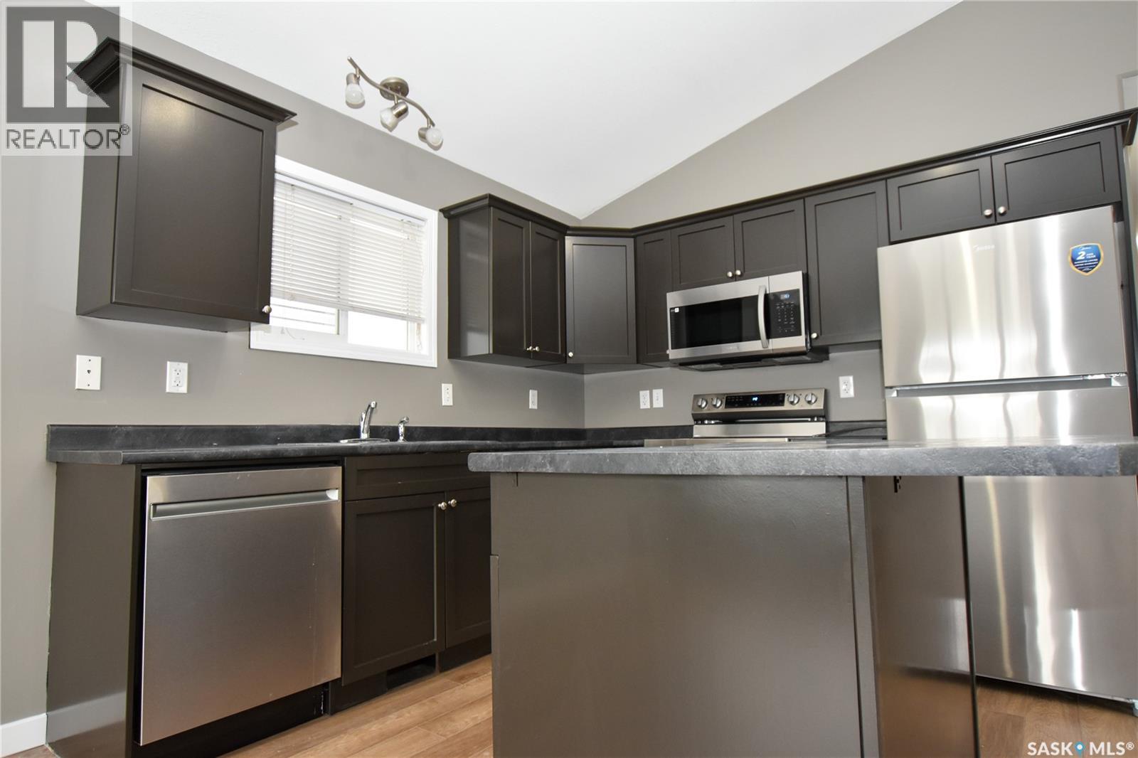 106 Geary Crescent, Saskatoon, SK - Indoor Photo Showing Kitchen With Stainless Steel Kitchen