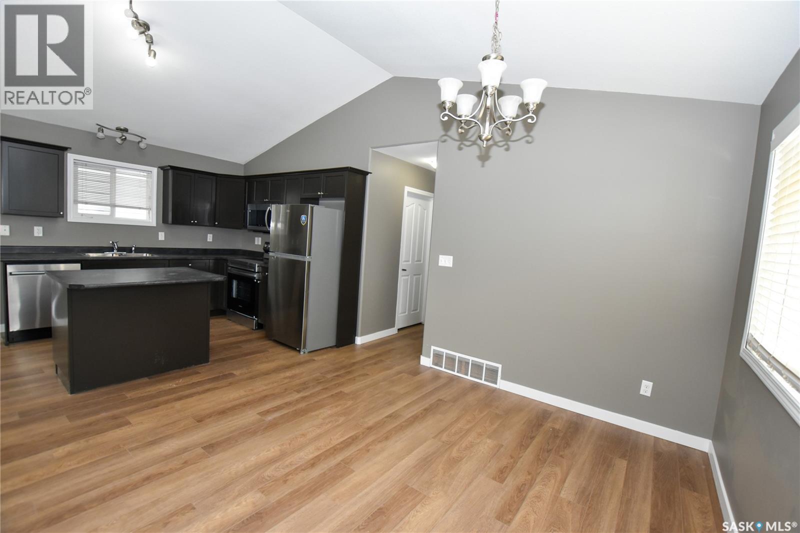 106 Geary Crescent, Saskatoon, SK - Indoor Photo Showing Kitchen With Stainless Steel Kitchen