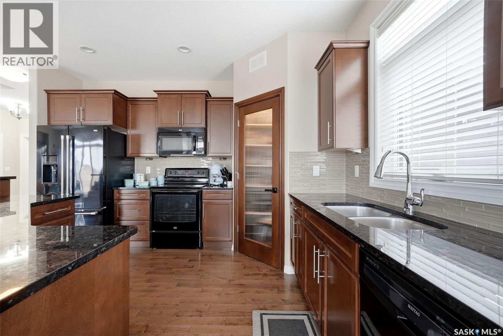 6902 Maple Vista Drive, Regina, SK - Indoor Photo Showing Kitchen With Double Sink