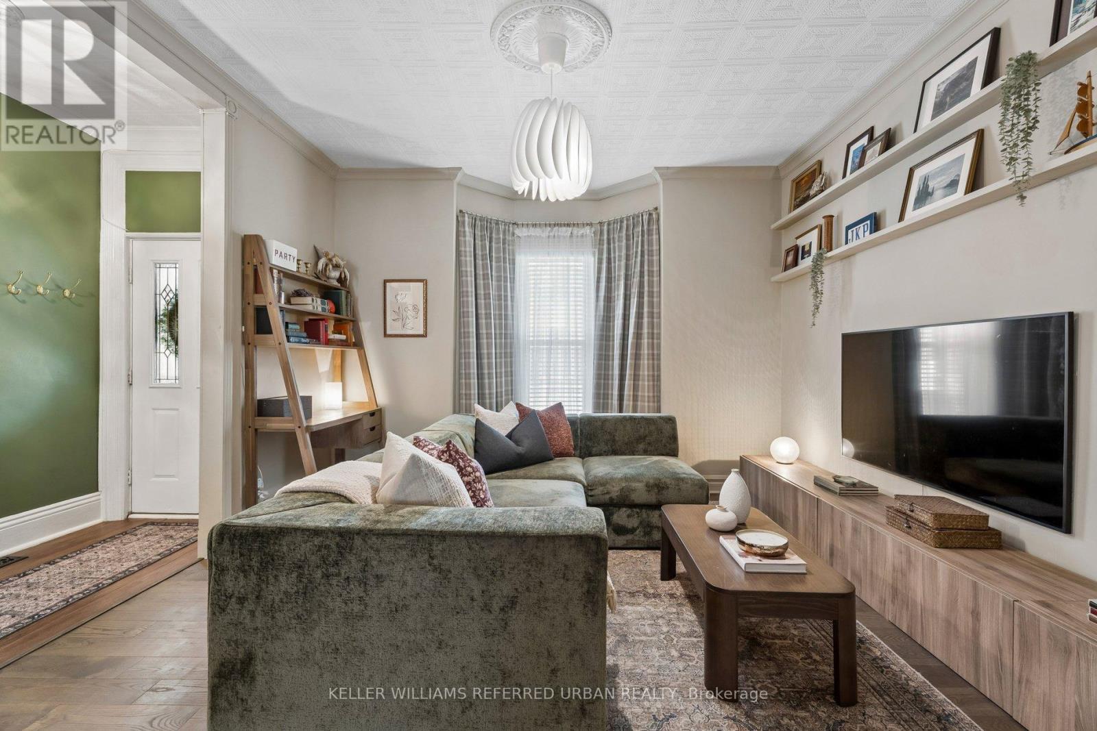 84 Smith Avenue, Hamilton, ON - Indoor Photo Showing Living Room