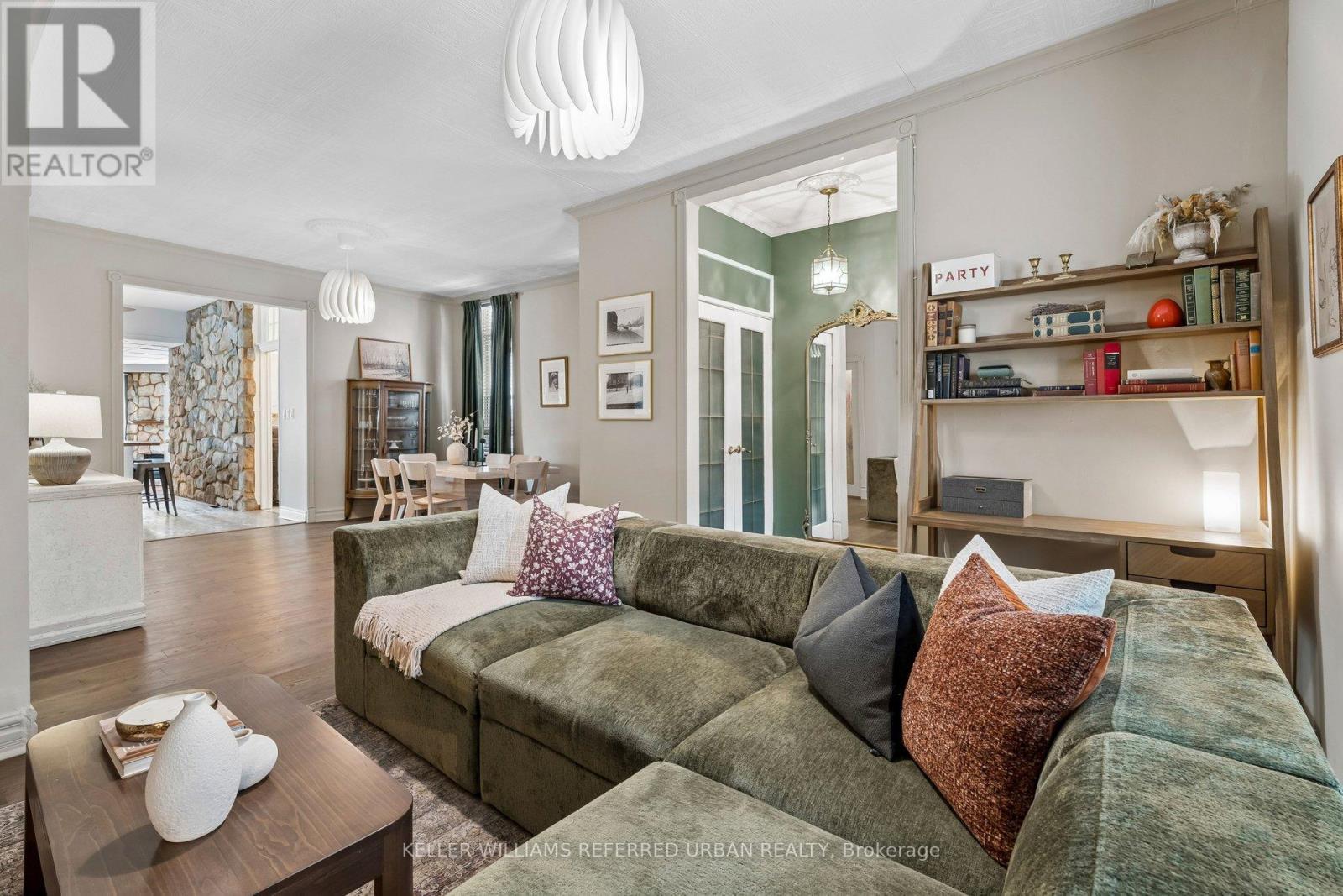 84 Smith Avenue, Hamilton, ON - Indoor Photo Showing Living Room