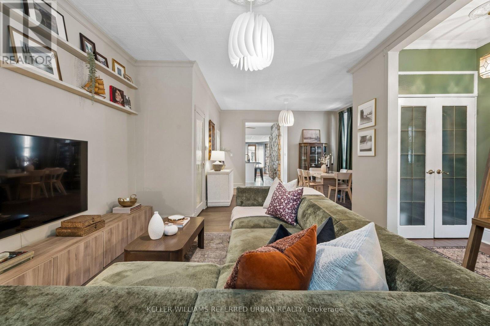 84 Smith Avenue, Hamilton, ON - Indoor Photo Showing Living Room