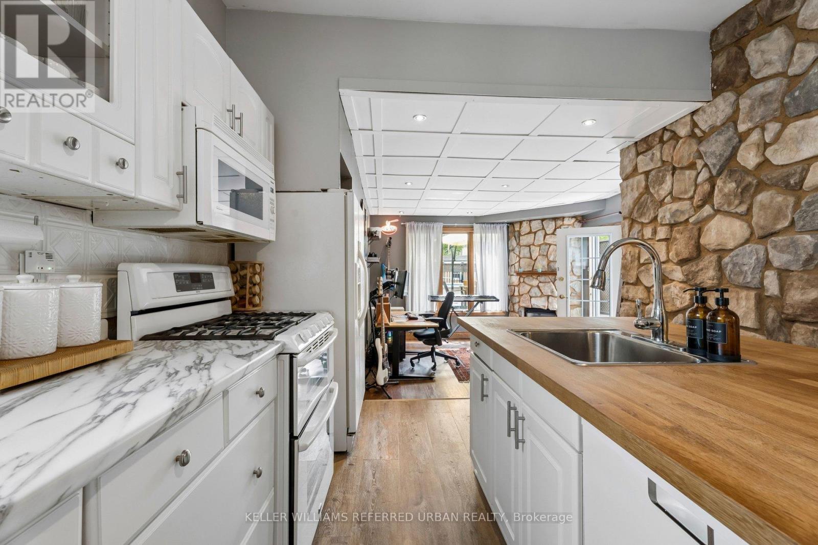 84 Smith Avenue, Hamilton, ON - Indoor Photo Showing Kitchen