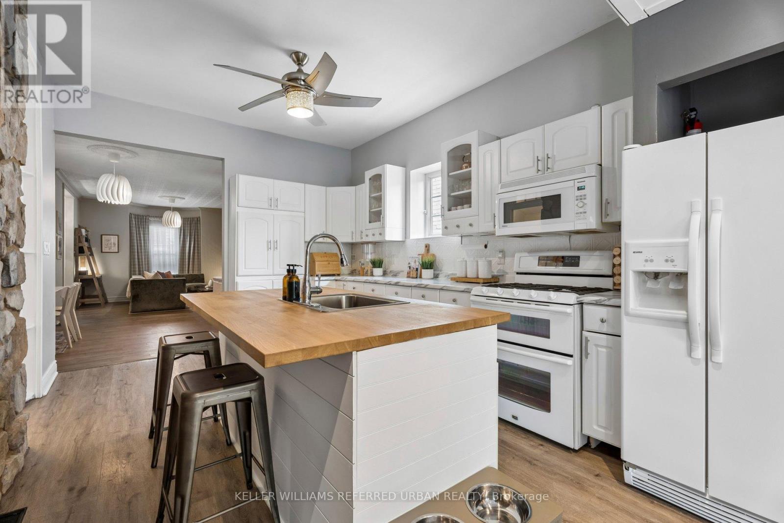 84 Smith Avenue, Hamilton, ON - Indoor Photo Showing Kitchen