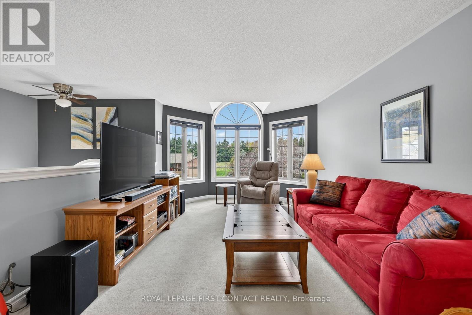 23 Mcfadden Drive, Springwater, ON - Indoor Photo Showing Living Room