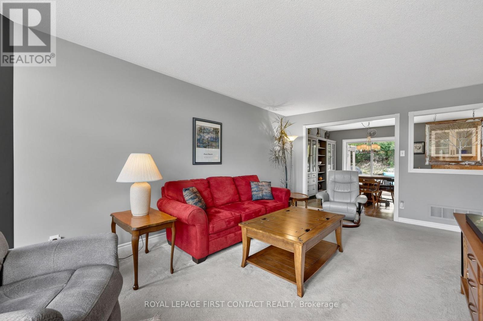 23 Mcfadden Drive, Springwater, ON - Indoor Photo Showing Living Room
