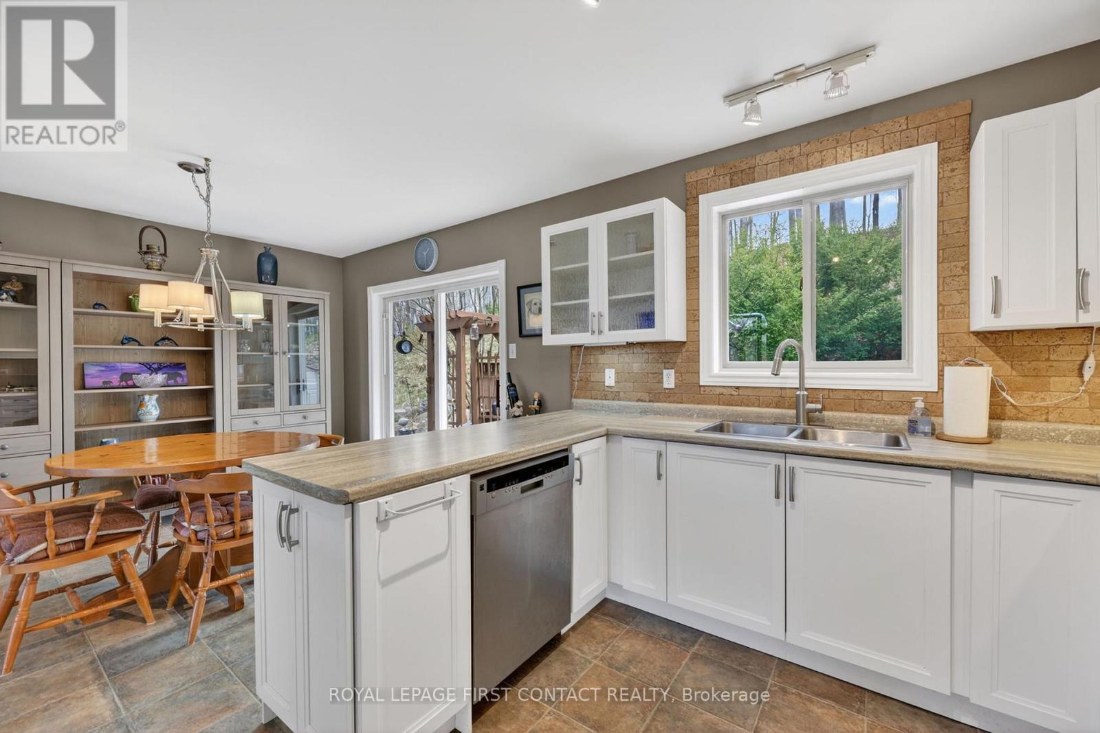 23 Mcfadden Drive, Springwater, ON - Indoor Photo Showing Kitchen With Double Sink