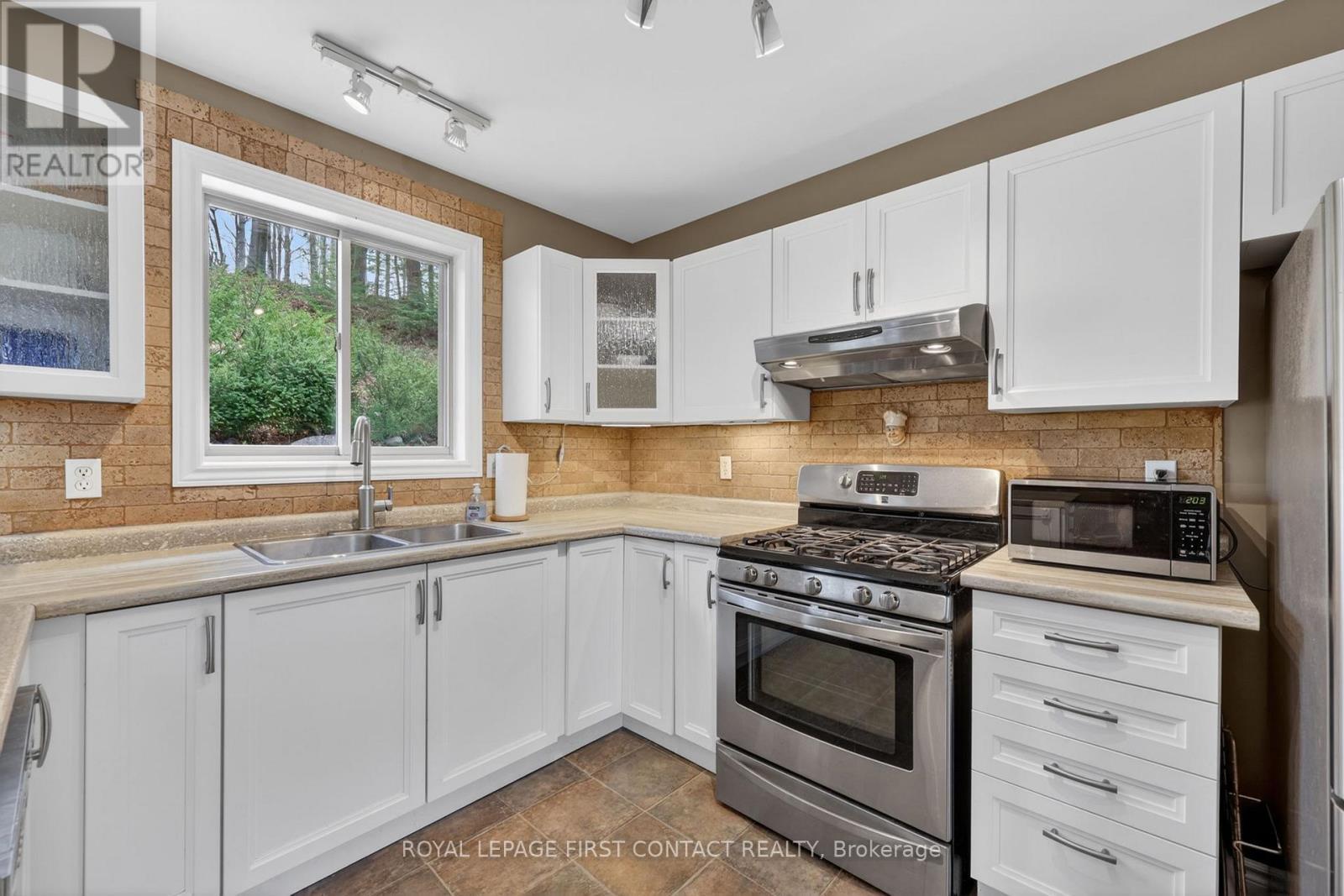 23 Mcfadden Drive, Springwater, ON - Indoor Photo Showing Kitchen With Double Sink