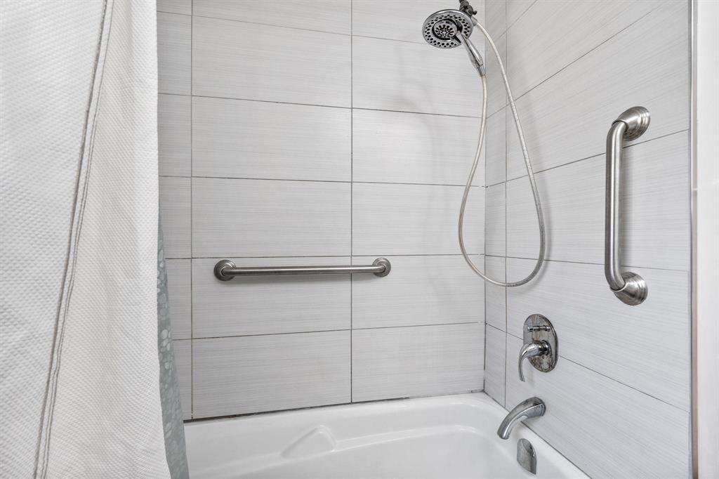 20 Barberry Road, Winnipeg, MB - Indoor Photo Showing Bathroom