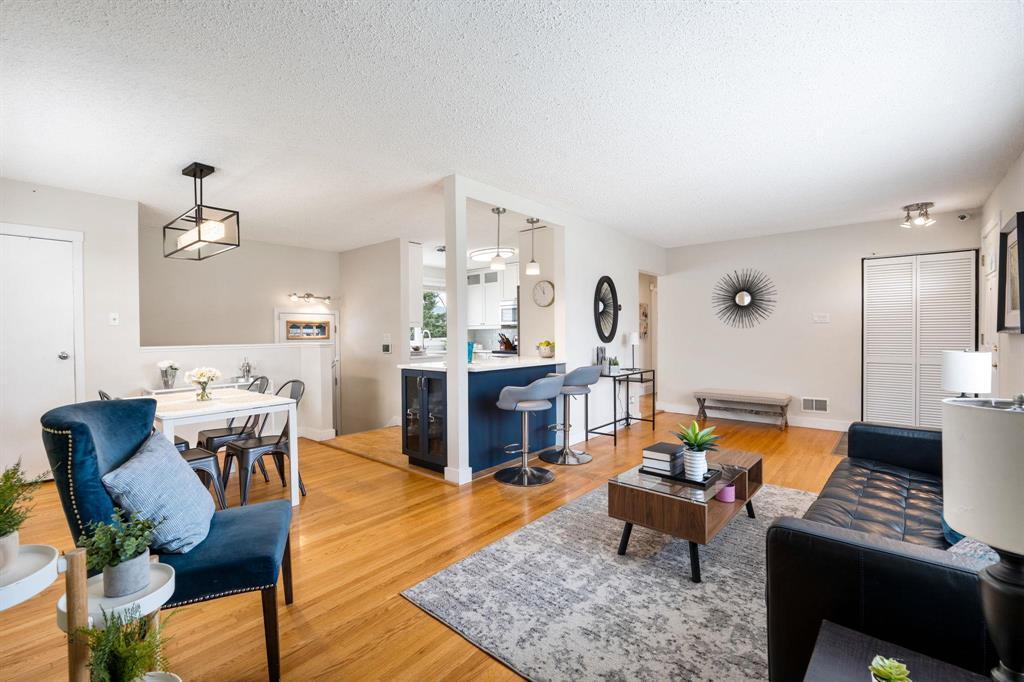 20 Barberry Road, Winnipeg, MB - Indoor Photo Showing Living Room