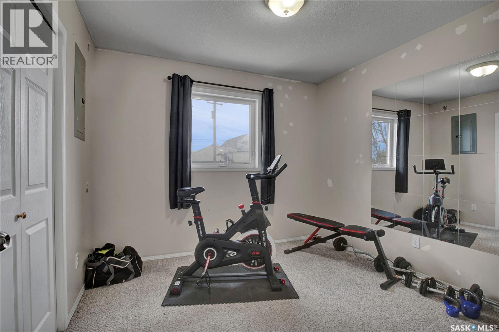 1418 B Avenue N, Saskatoon, SK - Indoor Photo Showing Gym Room