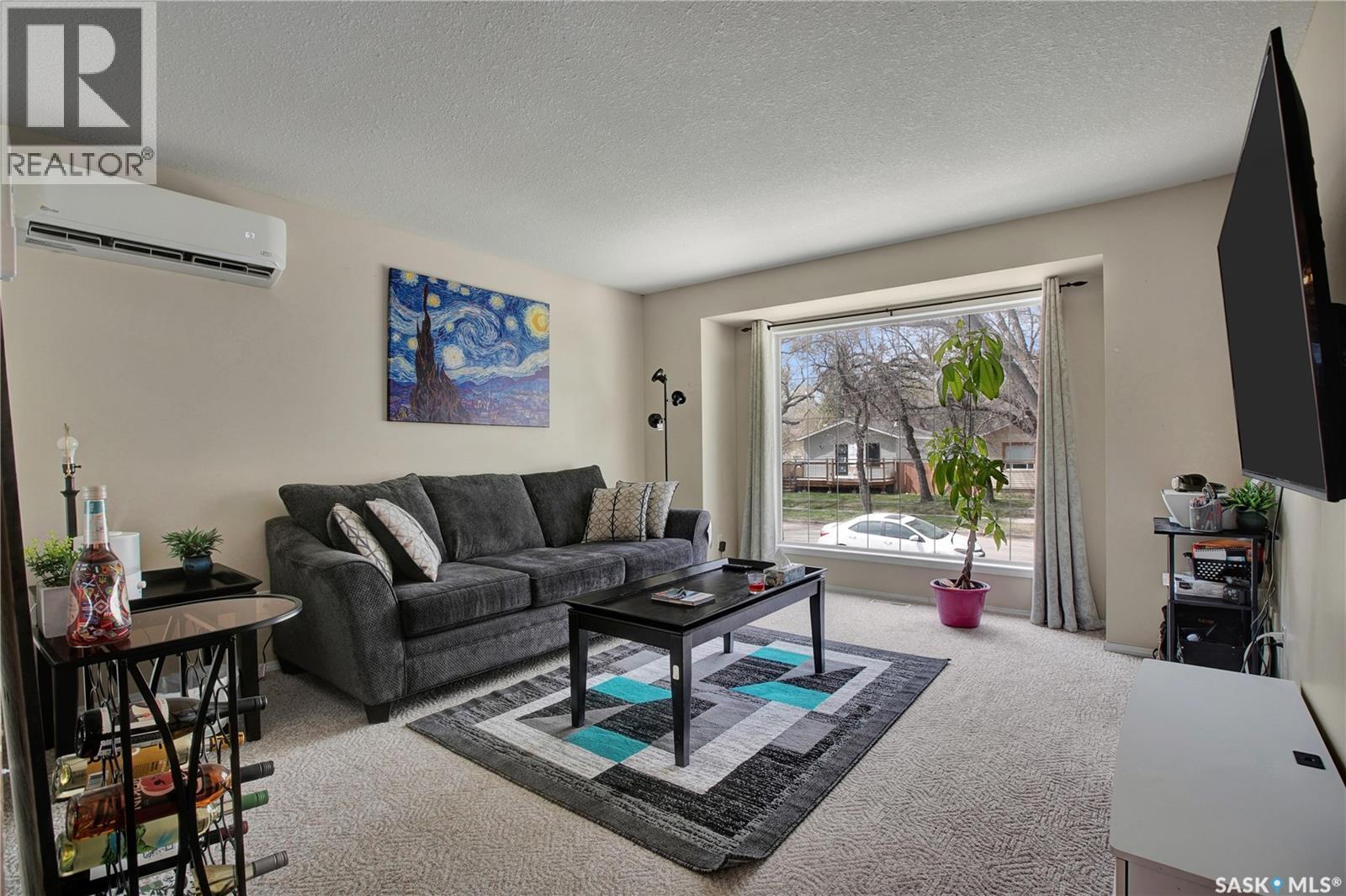 1418 B Avenue N, Saskatoon, SK - Indoor Photo Showing Living Room