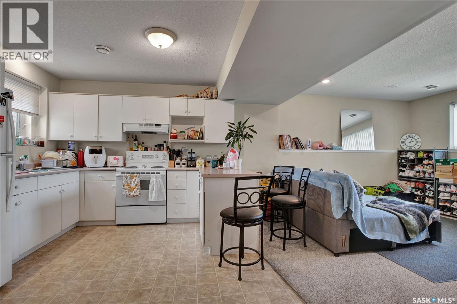1418 B Avenue N, Saskatoon, SK - Indoor Photo Showing Kitchen