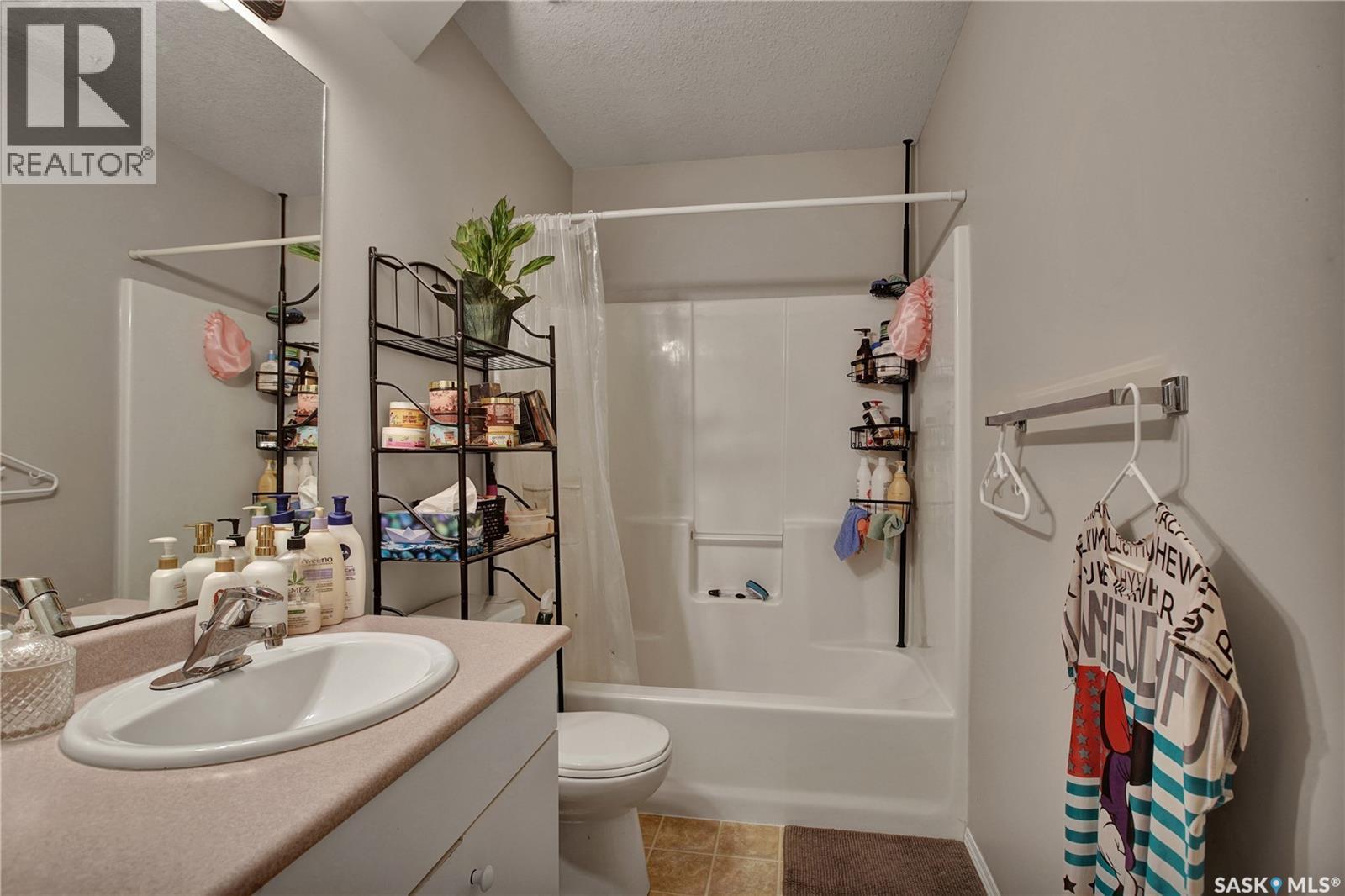 1418 B Avenue N, Saskatoon, SK - Indoor Photo Showing Bathroom