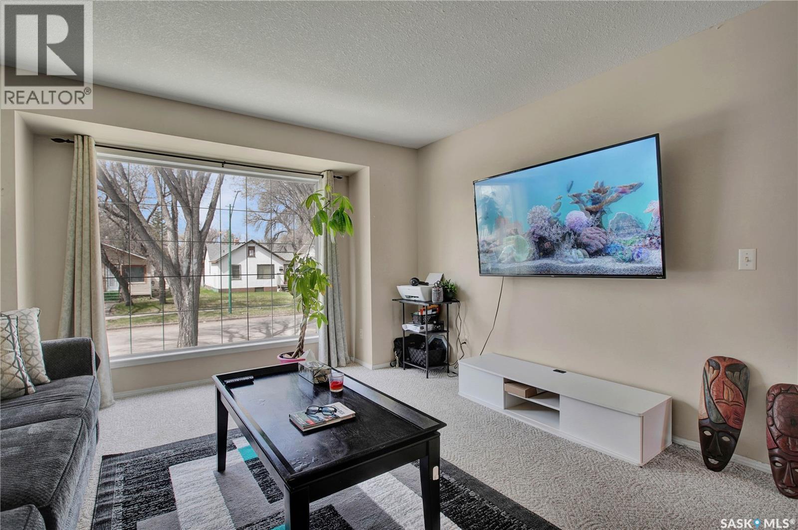 1418 B Avenue N, Saskatoon, SK - Indoor Photo Showing Living Room