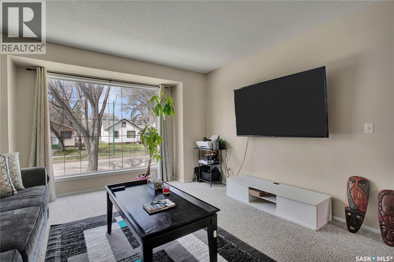 1418 B Avenue N, Saskatoon, SK - Indoor Photo Showing Living Room