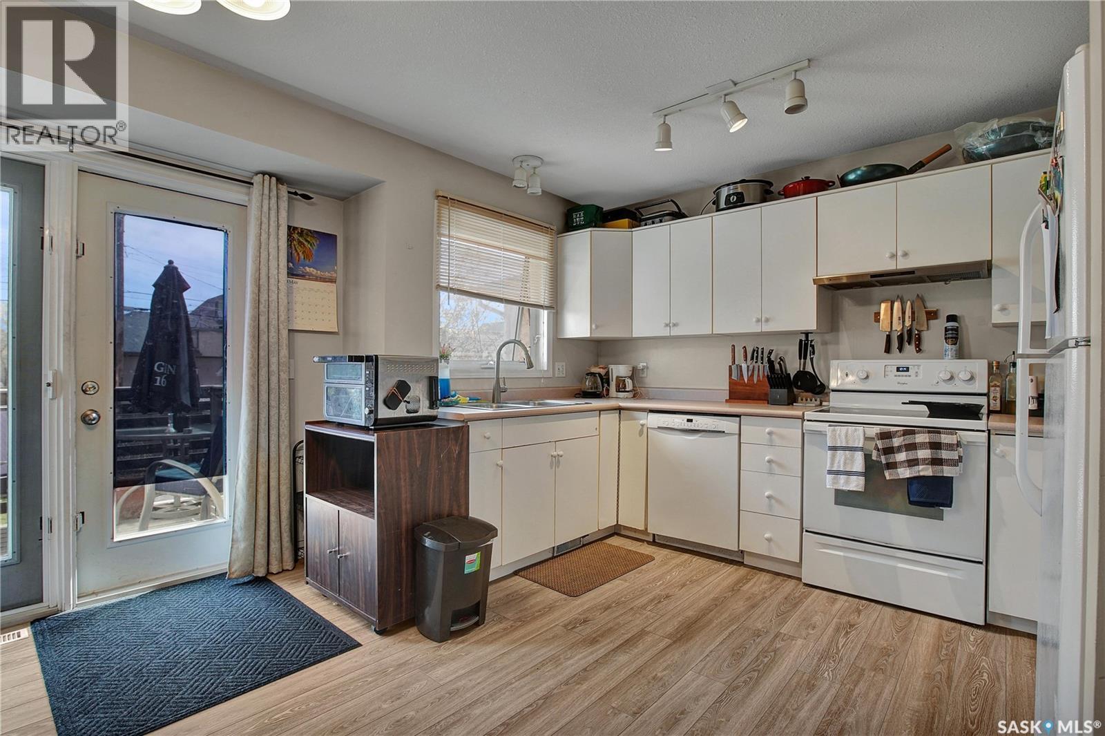 1418 B Avenue N, Saskatoon, SK - Indoor Photo Showing Kitchen
