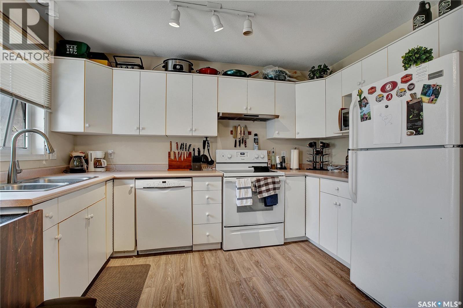 1418 B Avenue N, Saskatoon, SK - Indoor Photo Showing Kitchen With Double Sink