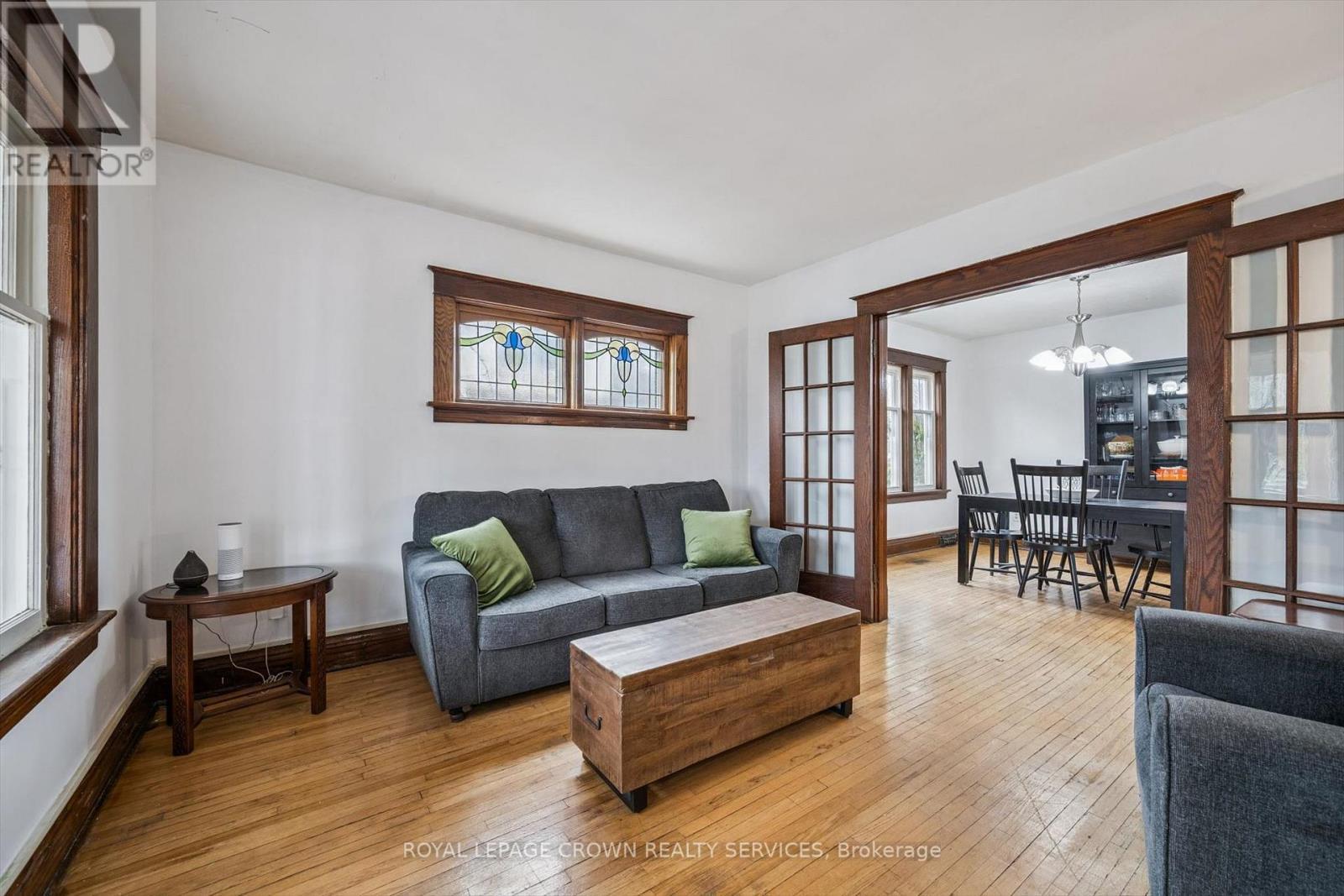 9 Spadina Road E, Kitchener, ON - Indoor Photo Showing Living Room