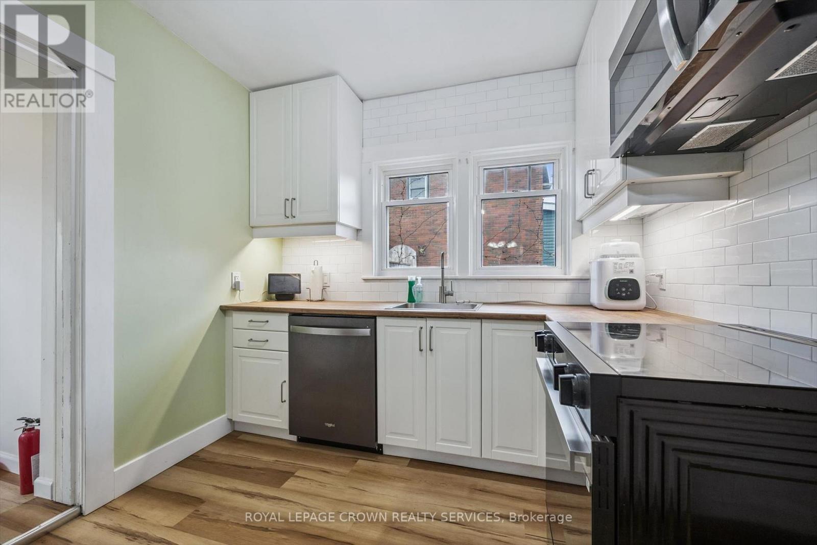 9 Spadina Road E, Kitchener, ON - Indoor Photo Showing Kitchen
