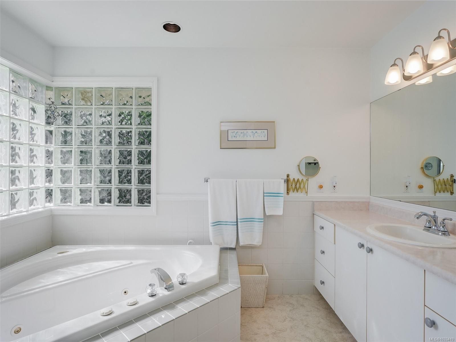 1537 Eric Rd, Saanich, BC