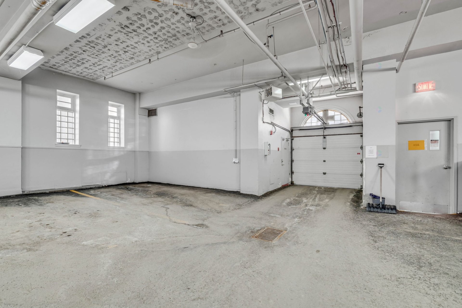 Parking - 217-550 Grande Allée E., Québec (La Cité-Limoilou), QC - Indoor Photo Showing Garage