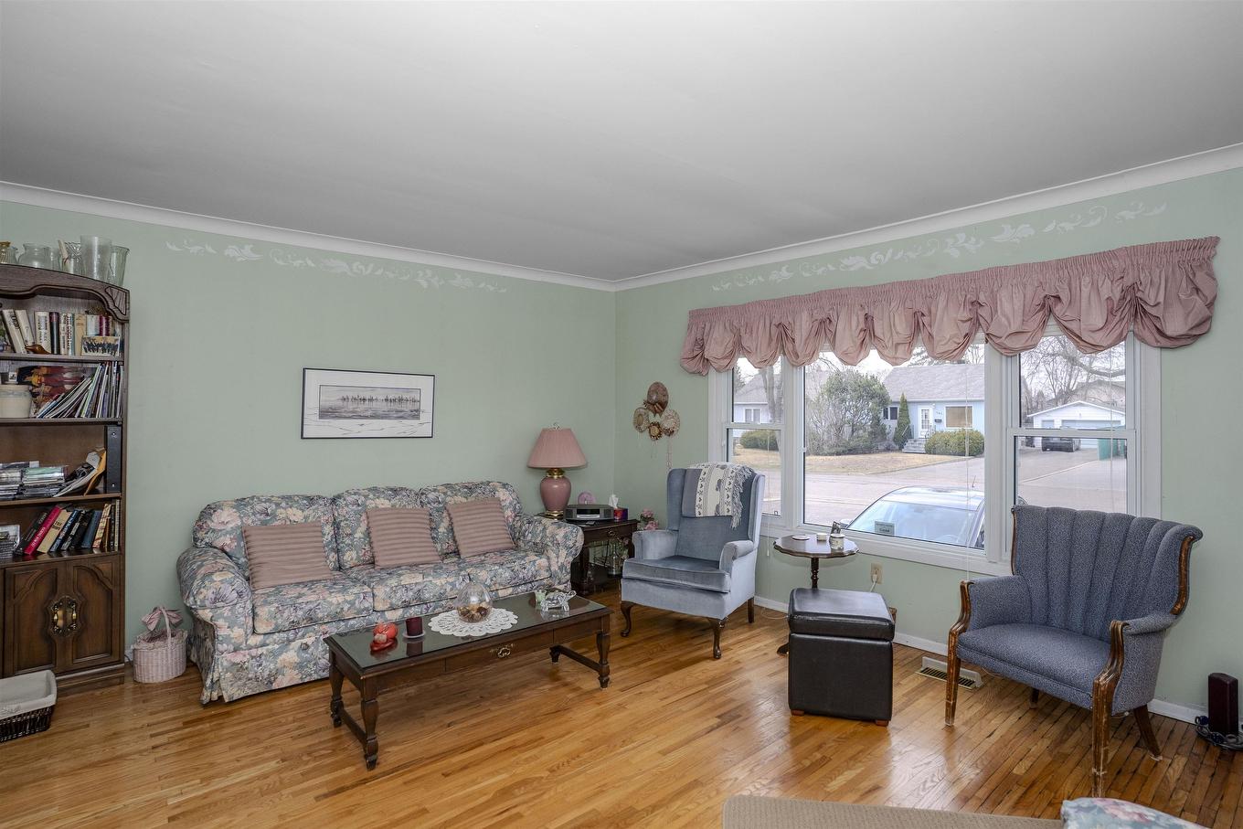 237 Windemere Avenue S, Thunder Bay, ON - Indoor Photo Showing Living Room