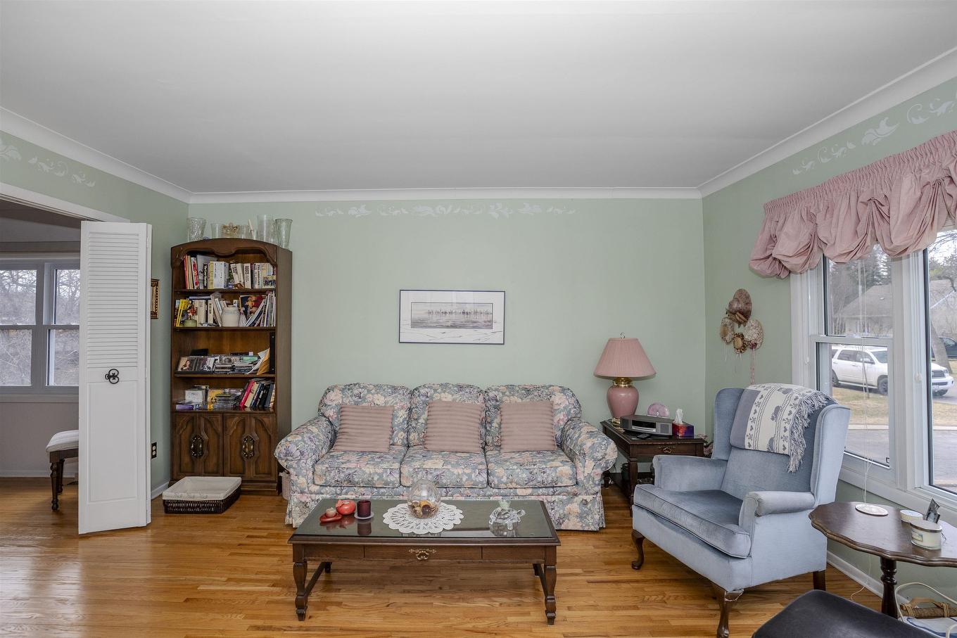 237 Windemere Avenue S, Thunder Bay, ON - Indoor Photo Showing Living Room
