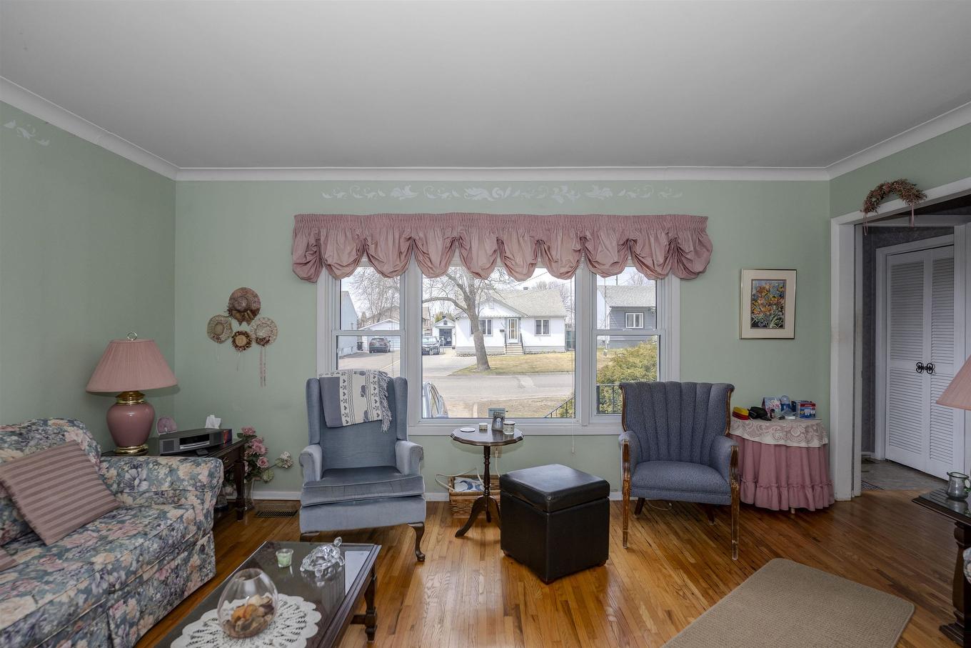 237 Windemere Avenue S, Thunder Bay, ON - Indoor Photo Showing Living Room