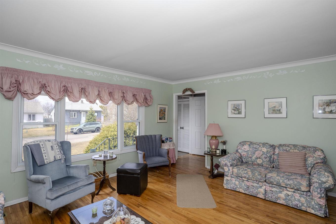 237 Windemere Avenue S, Thunder Bay, ON - Indoor Photo Showing Living Room