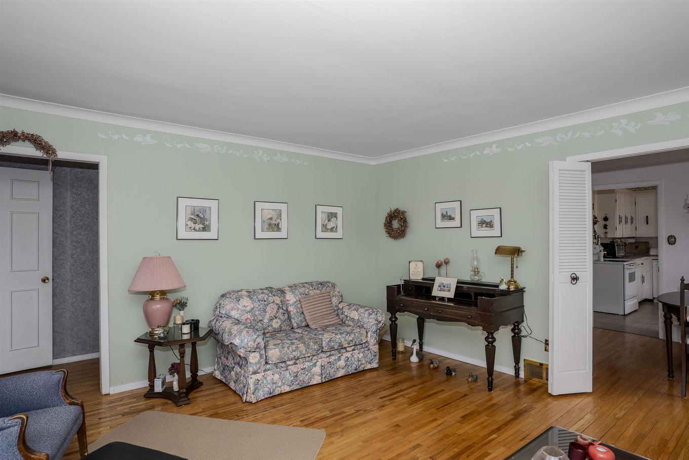 237 Windemere Avenue S, Thunder Bay, ON - Indoor Photo Showing Living Room