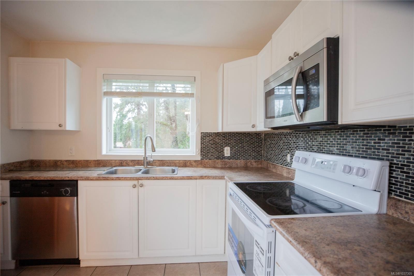 6164 Grieve Rd, Duncan, BC - Indoor Photo Showing Kitchen With Double Sink