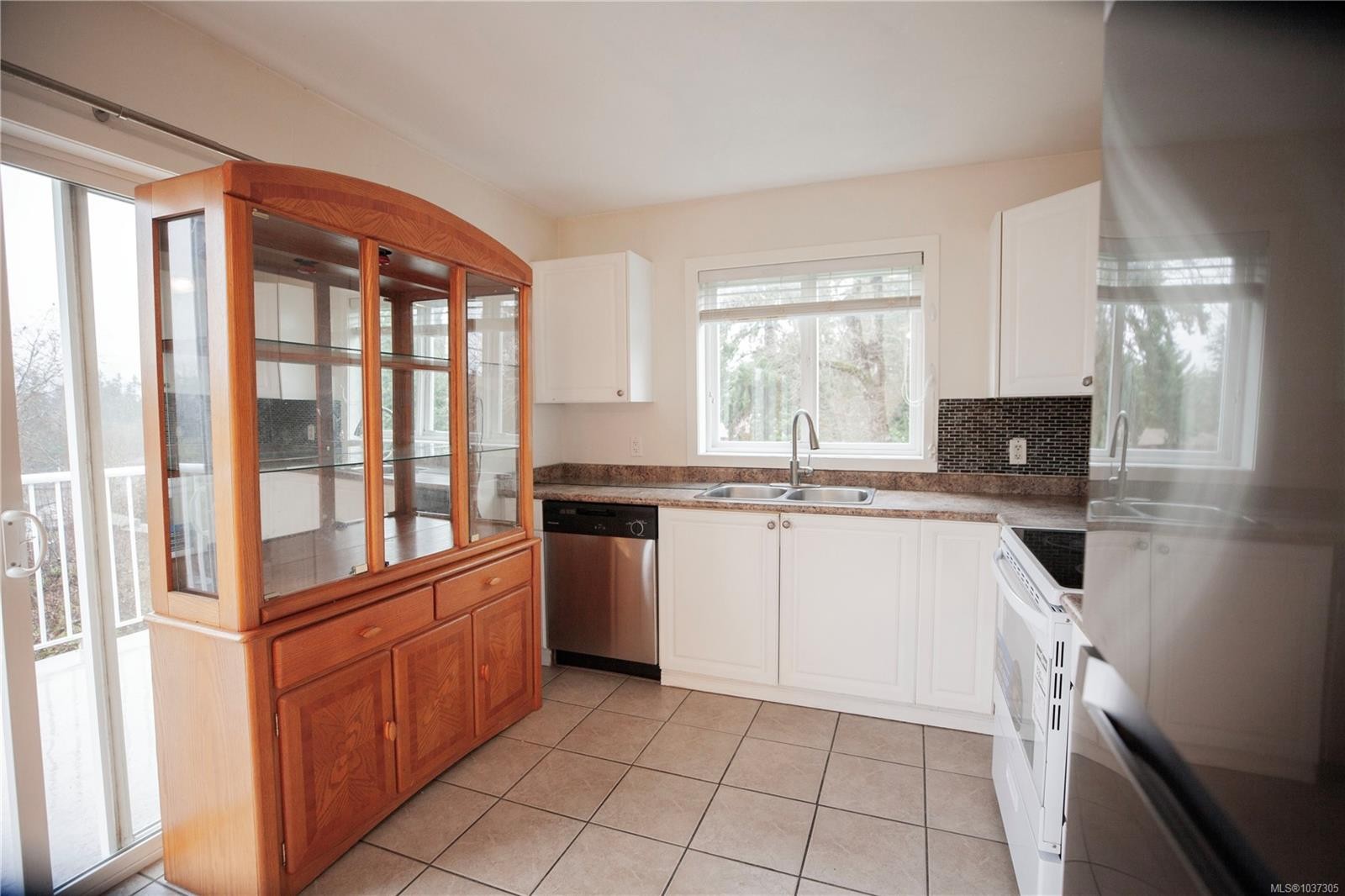 6164 Grieve Rd, Duncan, BC - Indoor Photo Showing Kitchen With Double Sink