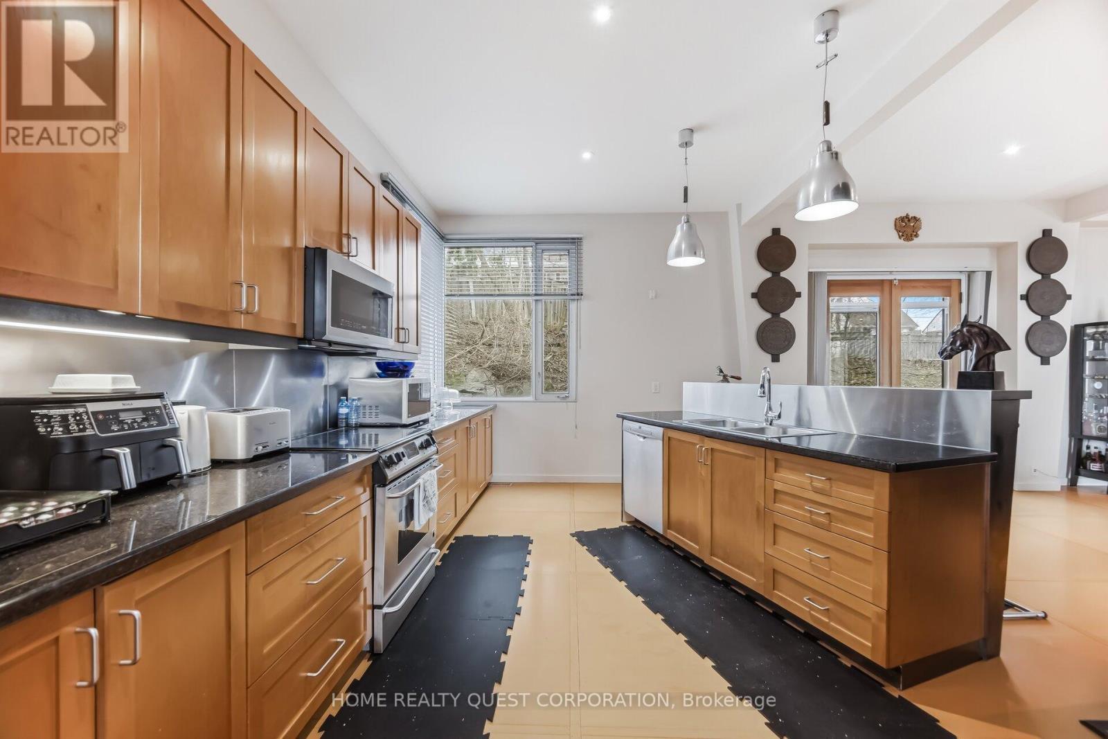 186 Wyndham Street, Mississauga, ON - Indoor Photo Showing Kitchen