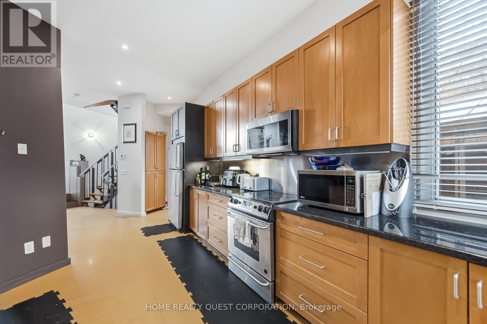186 Wyndham Street, Mississauga, ON - Indoor Photo Showing Kitchen