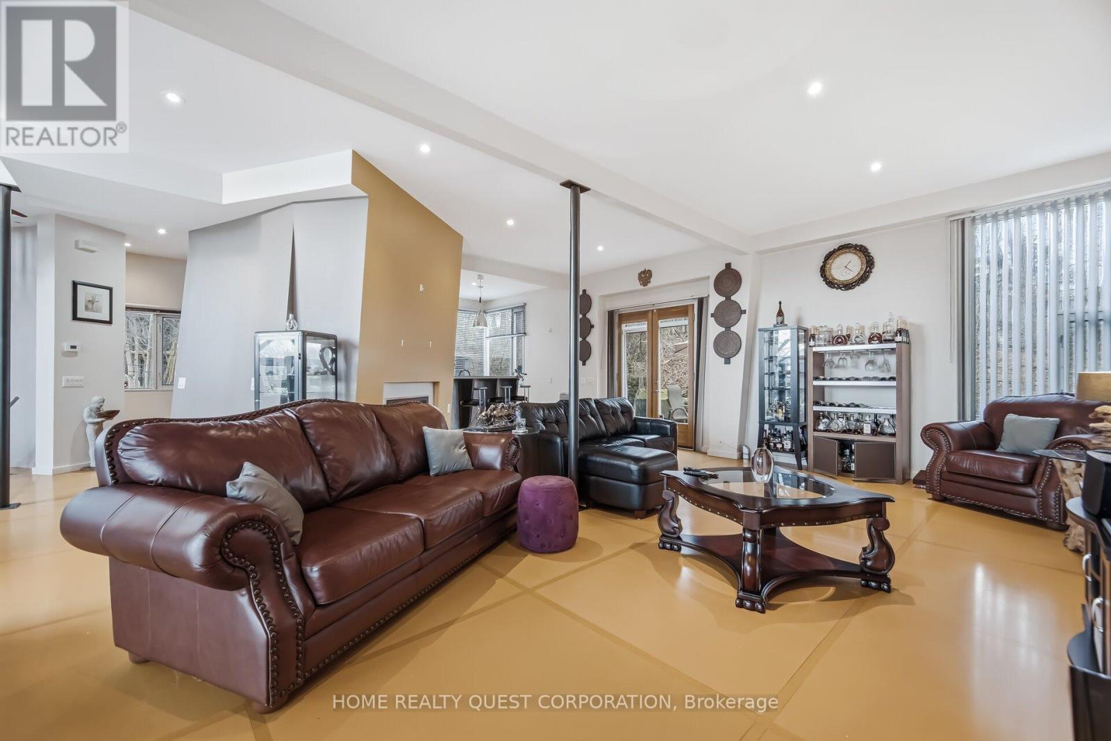 186 Wyndham Street, Mississauga, ON - Indoor Photo Showing Living Room