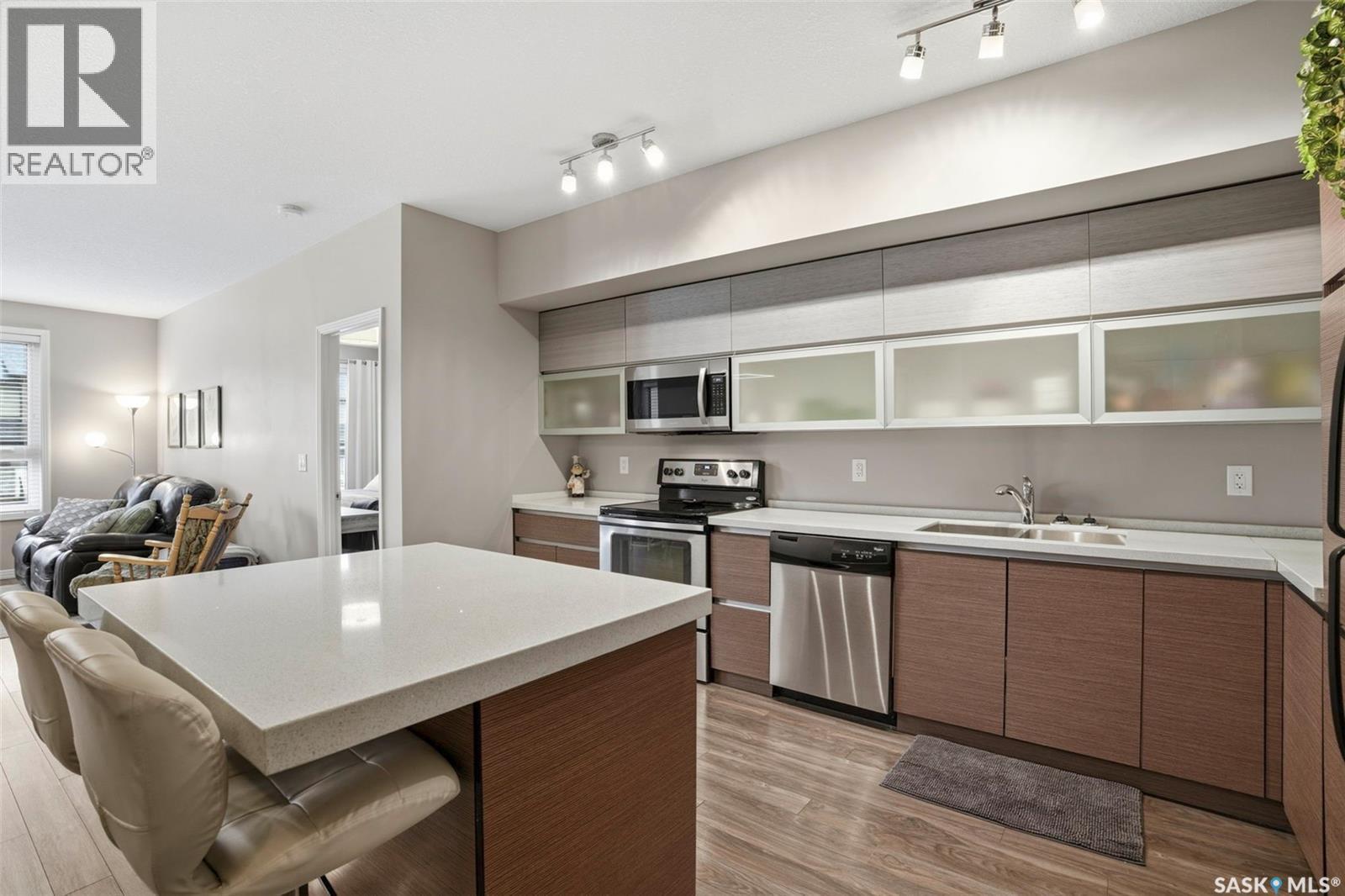 102 225 Maningas Bend, Saskatoon, SK - Indoor Photo Showing Kitchen With Stainless Steel Kitchen With Double Sink