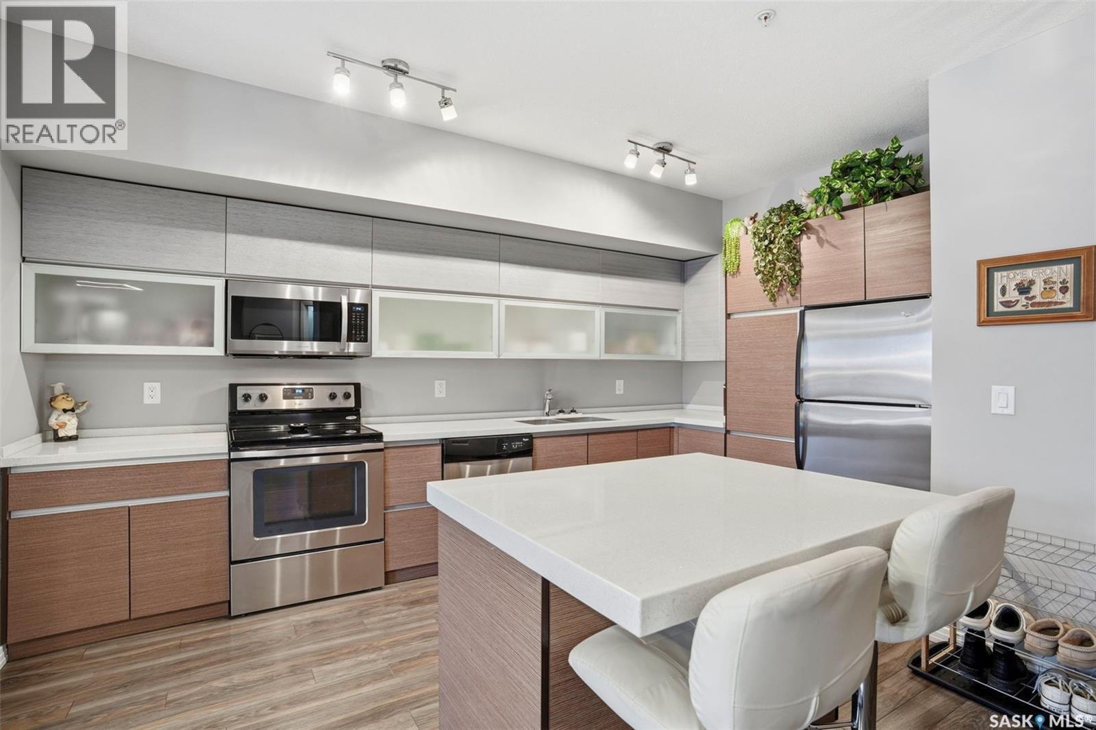 102 225 Maningas Bend, Saskatoon, SK - Indoor Photo Showing Kitchen With Stainless Steel Kitchen