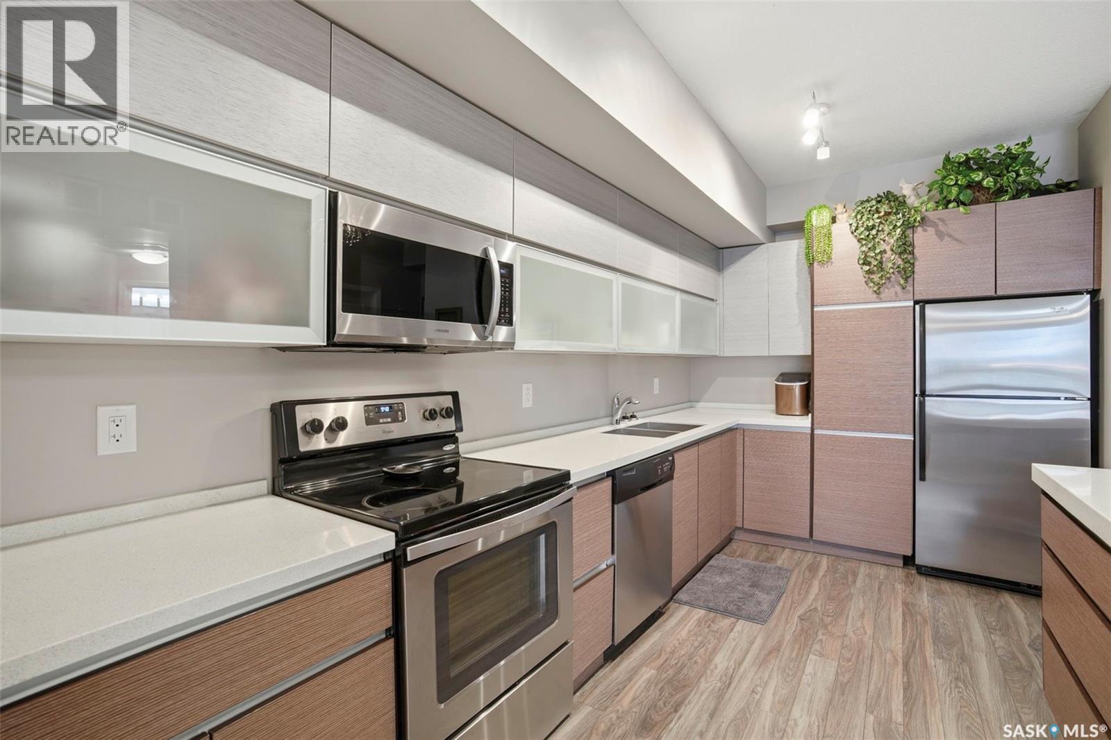 102 225 Maningas Bend, Saskatoon, SK - Indoor Photo Showing Kitchen With Stainless Steel Kitchen