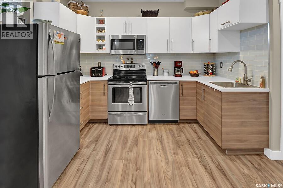 524 Maple Crescent, Warman, SK - Indoor Photo Showing Kitchen With Stainless Steel Kitchen