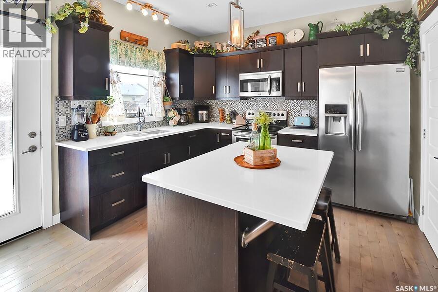 524 Maple Crescent, Warman, SK - Indoor Photo Showing Kitchen With Stainless Steel Kitchen