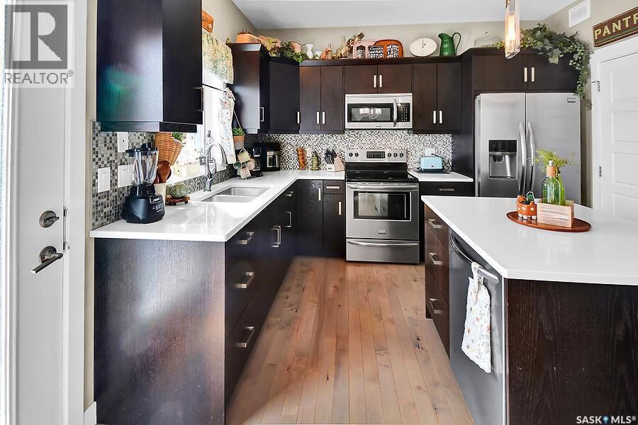 524 Maple Crescent, Warman, SK - Indoor Photo Showing Kitchen With Stainless Steel Kitchen With Double Sink With Upgraded Kitchen