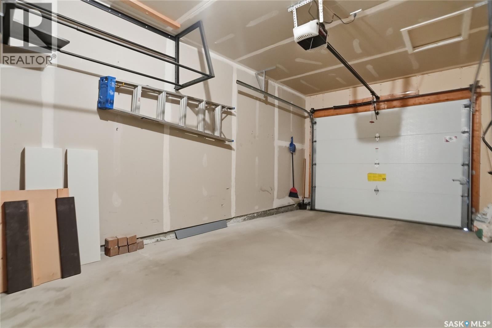 1 118 Pawlychenko Lane, Saskatoon, SK - Indoor Photo Showing Garage